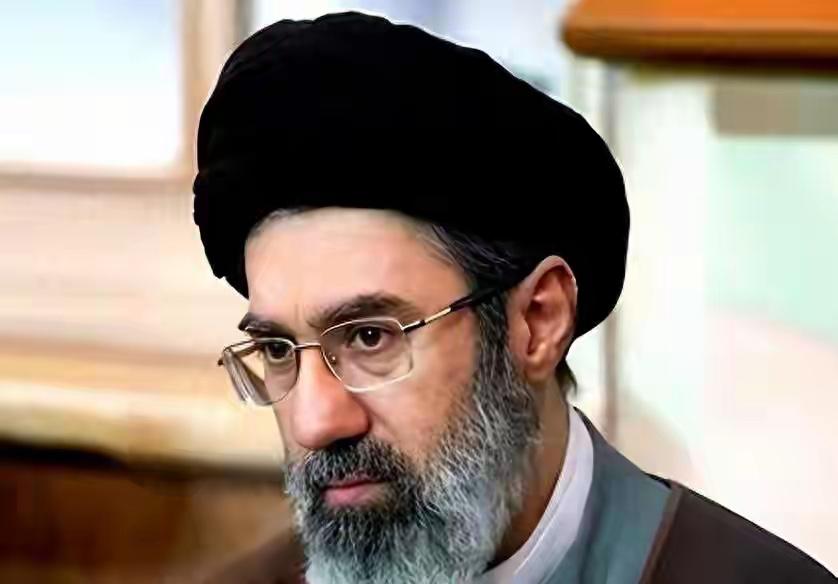 穆杰塔巴才是真正的“高手”…他用一招就破了美国和以色列的斩首计谋那就是玩消失