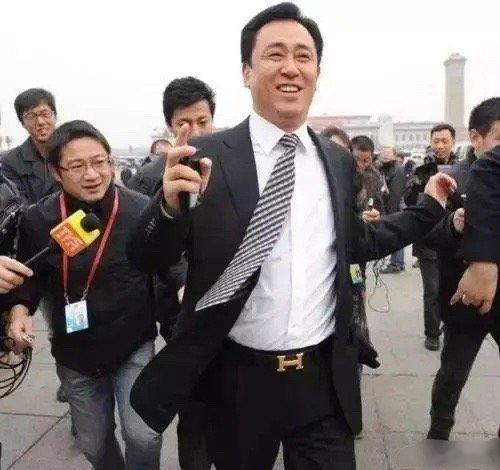 有人说许家印奔跑的名场面，身边追他的记者是我，已经重复好多年了，我这里不是辟谣，