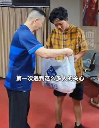 湖南一名19岁少年，父母离异无依无靠，为了自筹大学学费，孤身一人远赴长沙打拼。没