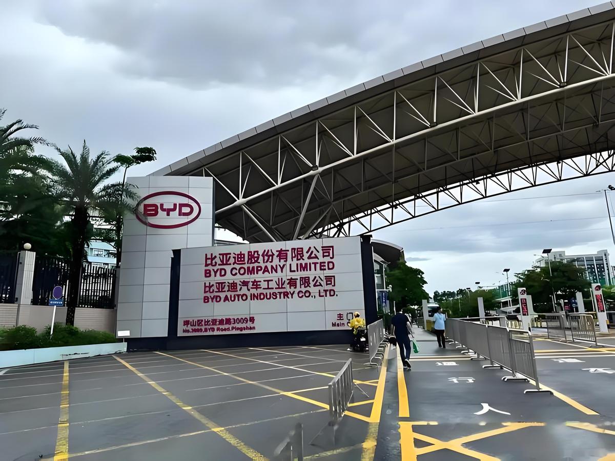 比亚迪13亿投建的马来西亚900亩整车基地，全面停工了。不是小打小闹的调整，是