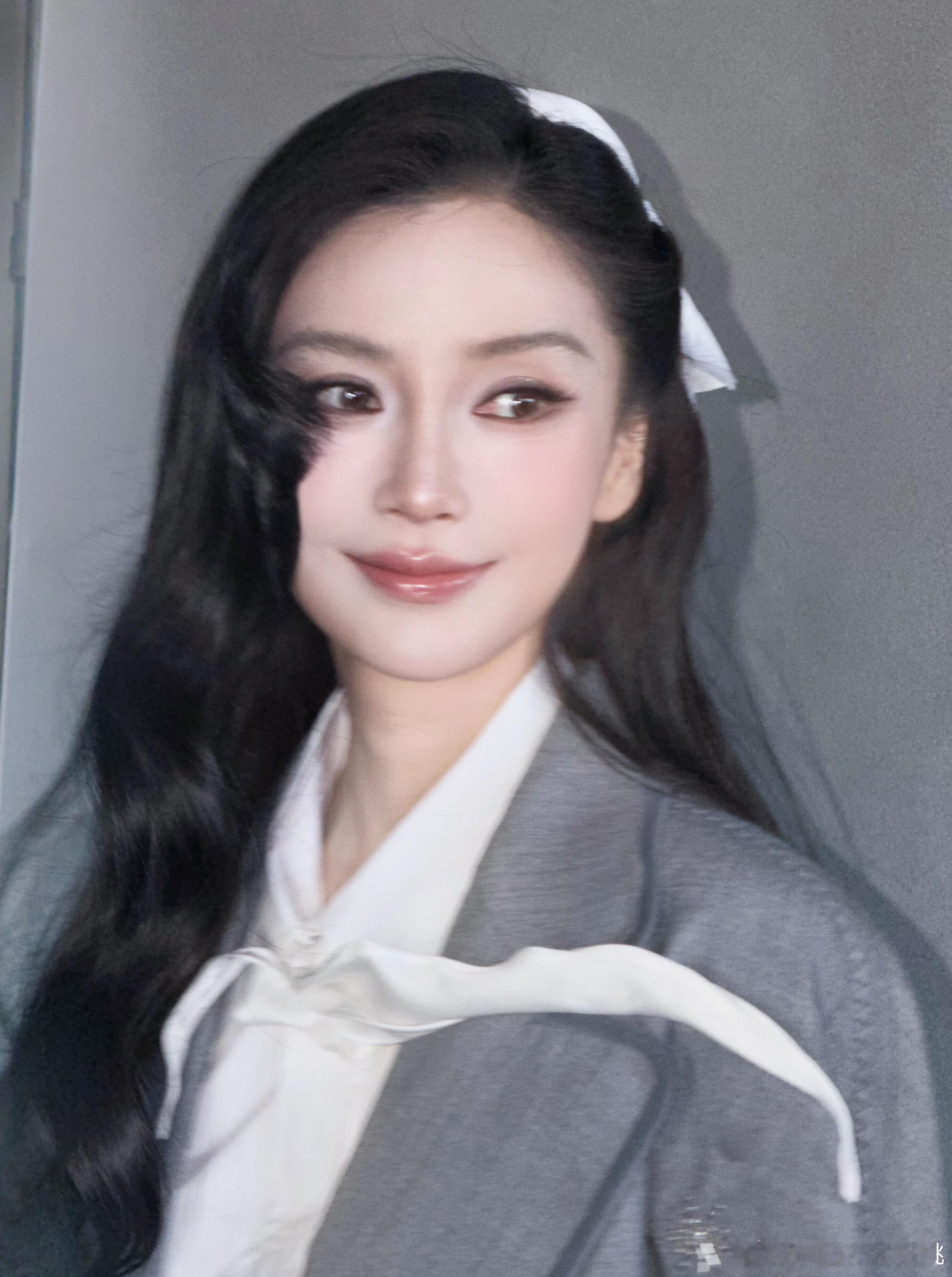 baby今天的妆是杨单化的，鼻毛都不咋满意