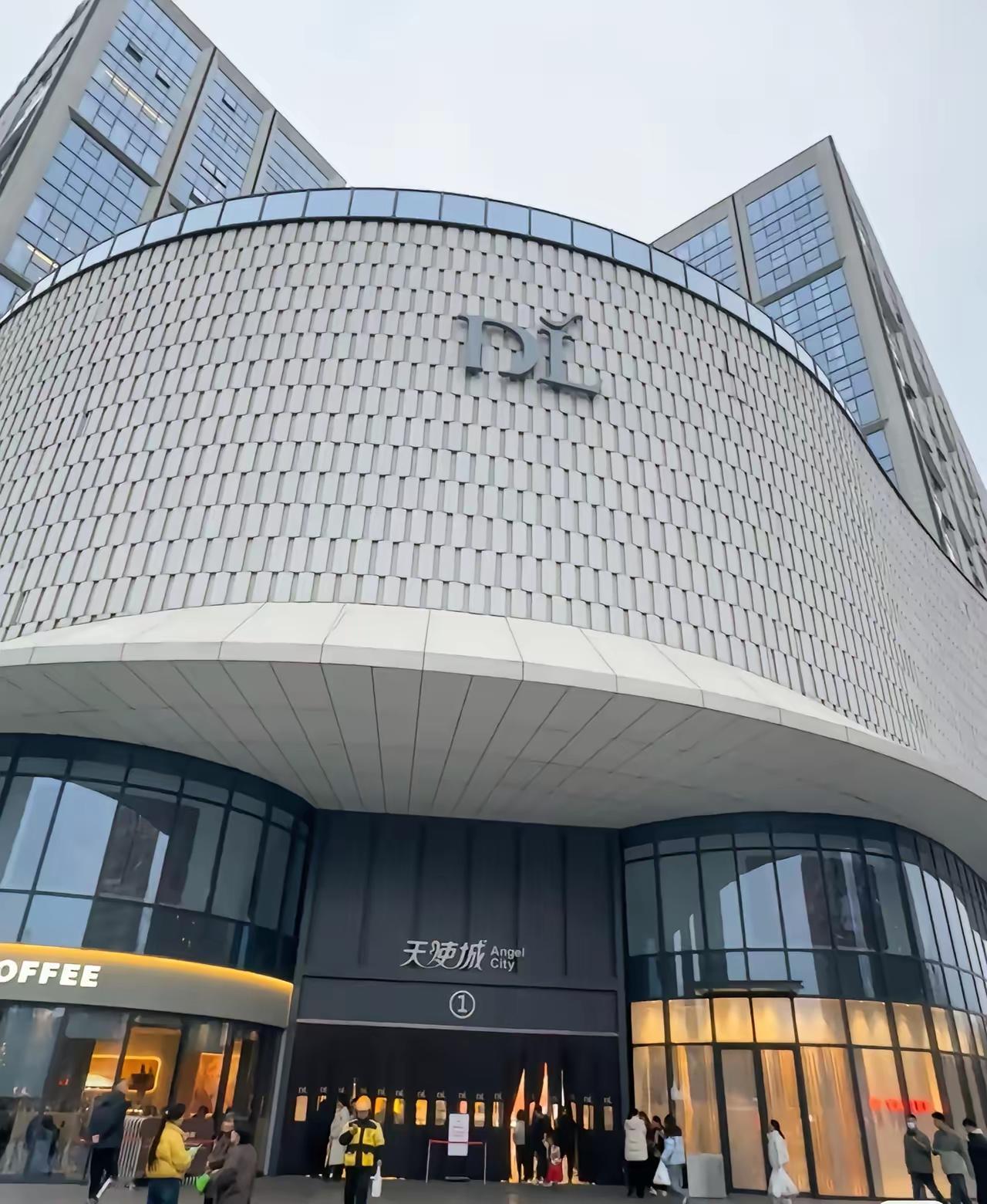 郑州这波操作，直接把我脑干烧干了。别的地方求爷爷告奶奶想把胖东来请过去，恨不得倒