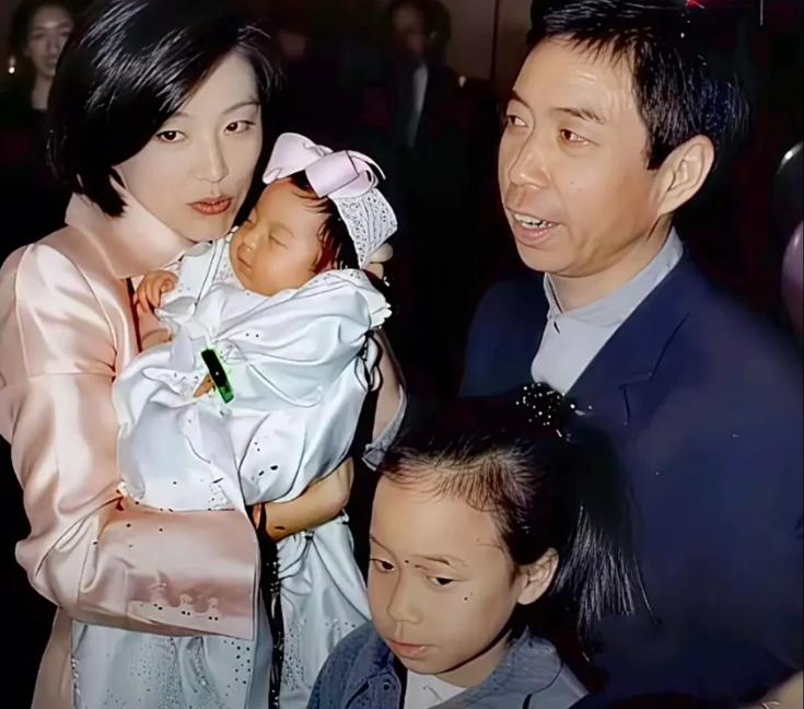 林青霞满月宴，邢李㷧全程黑脸。全网等着看她豪门梦碎。转头给俩女儿取名。邢爱林，
