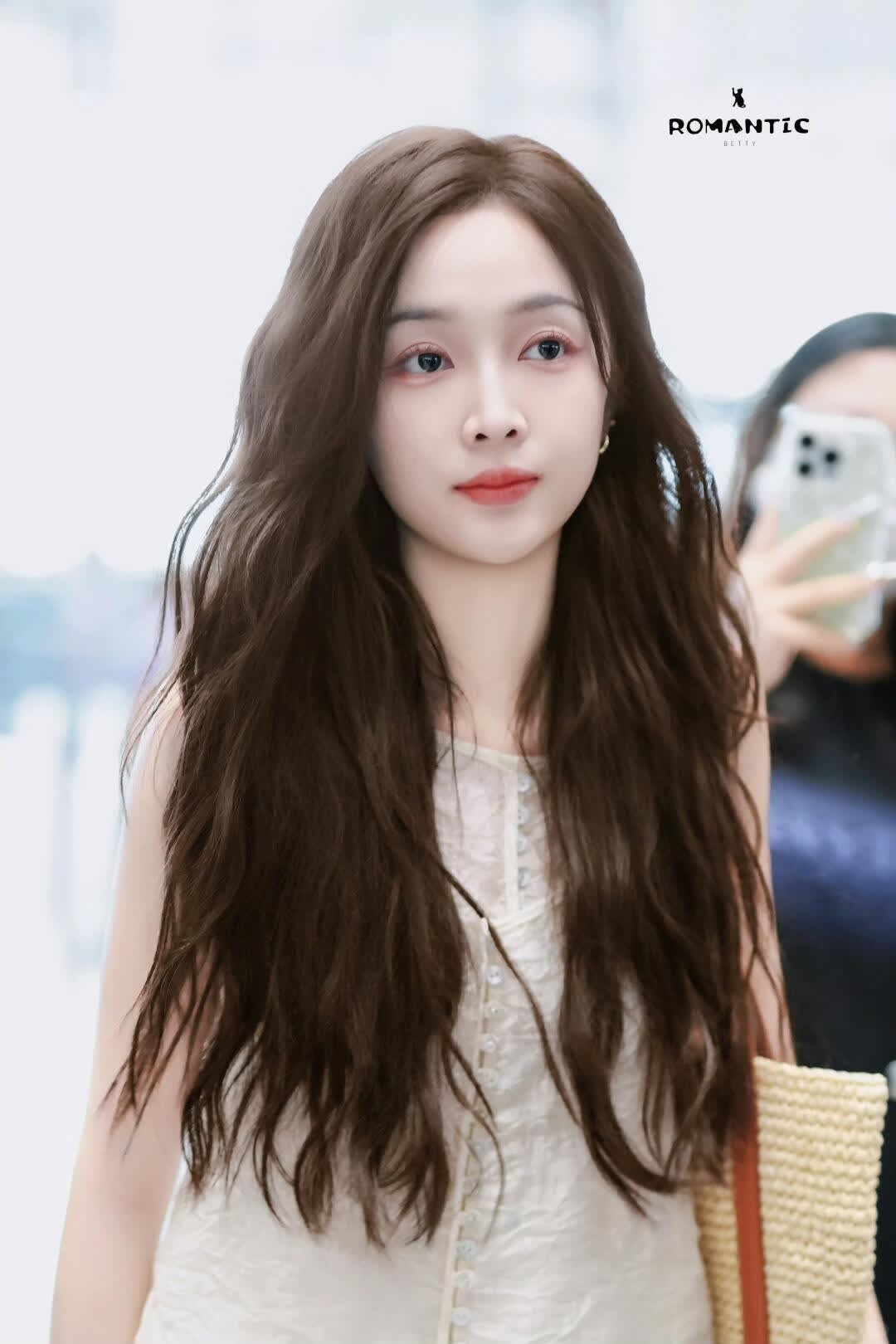 吴宣仪6.27路透，今天的私服很松弛随性啊！吴宣仪今日份机场路透，设计感的两件