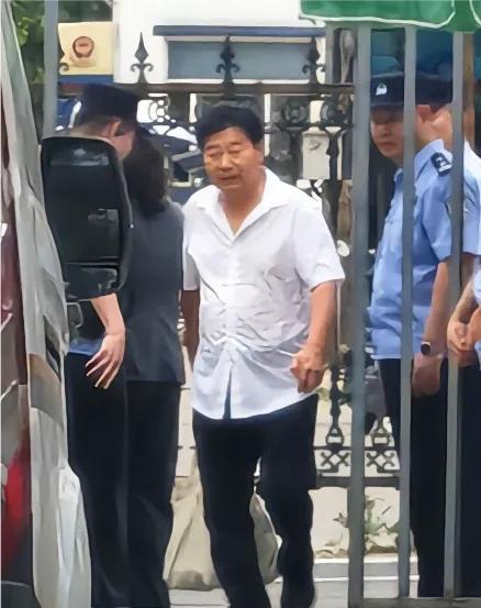 26号开会，没有任何人提出来不能公开的事情！田静的前管家艾丽莎今天说：在那天