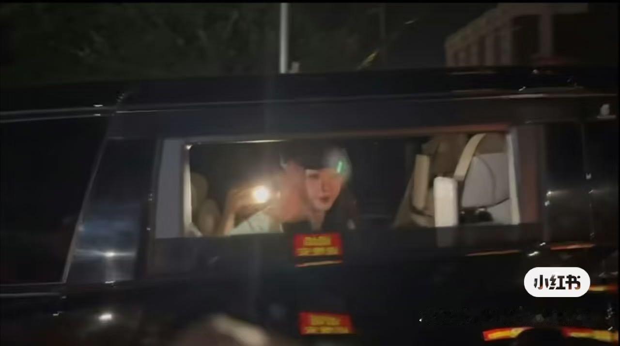 还没开窗就一直有激光灯，开窗了直接照到眼睛了，有很明显躲闪动作，都这么明显了还在