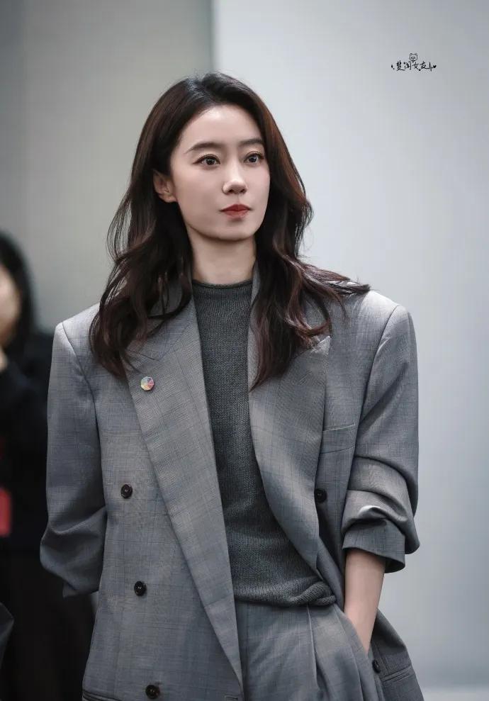 高级感这一块真的赢麻了！💥39岁姐姐这身全灰穿搭太绝了！廓形西装内搭针织衫，