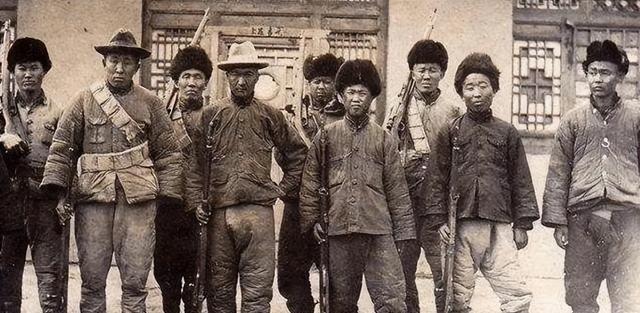 1946年，100多解放军，为投诚的1000土匪，举行欢迎仪式，却突然接到情报：