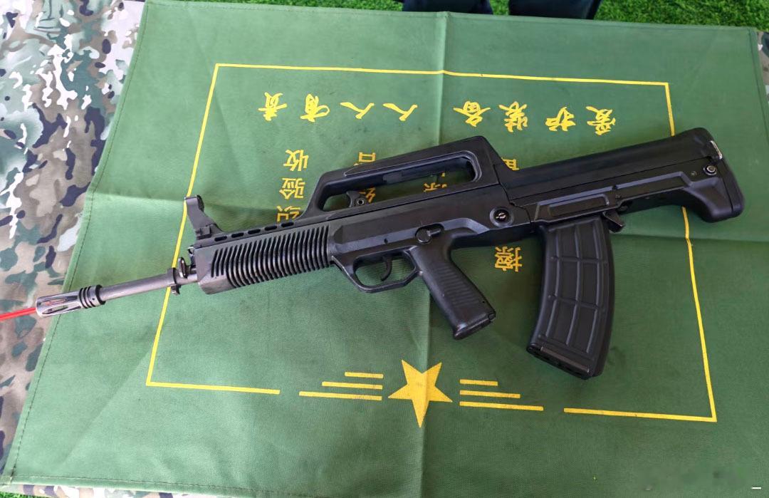 海警舰艇执法员配备的轻武器：一⭐️：95-1式步枪；二⭐️：88式狙击步枪；三⭐