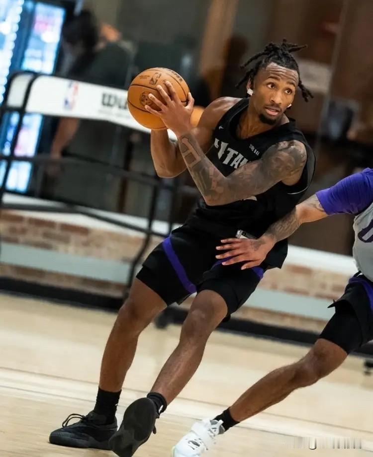爵士天才新秀彼得森真是让人惊呆了！在今天结束的一场NBA夏联加州经典赛中，爵士以