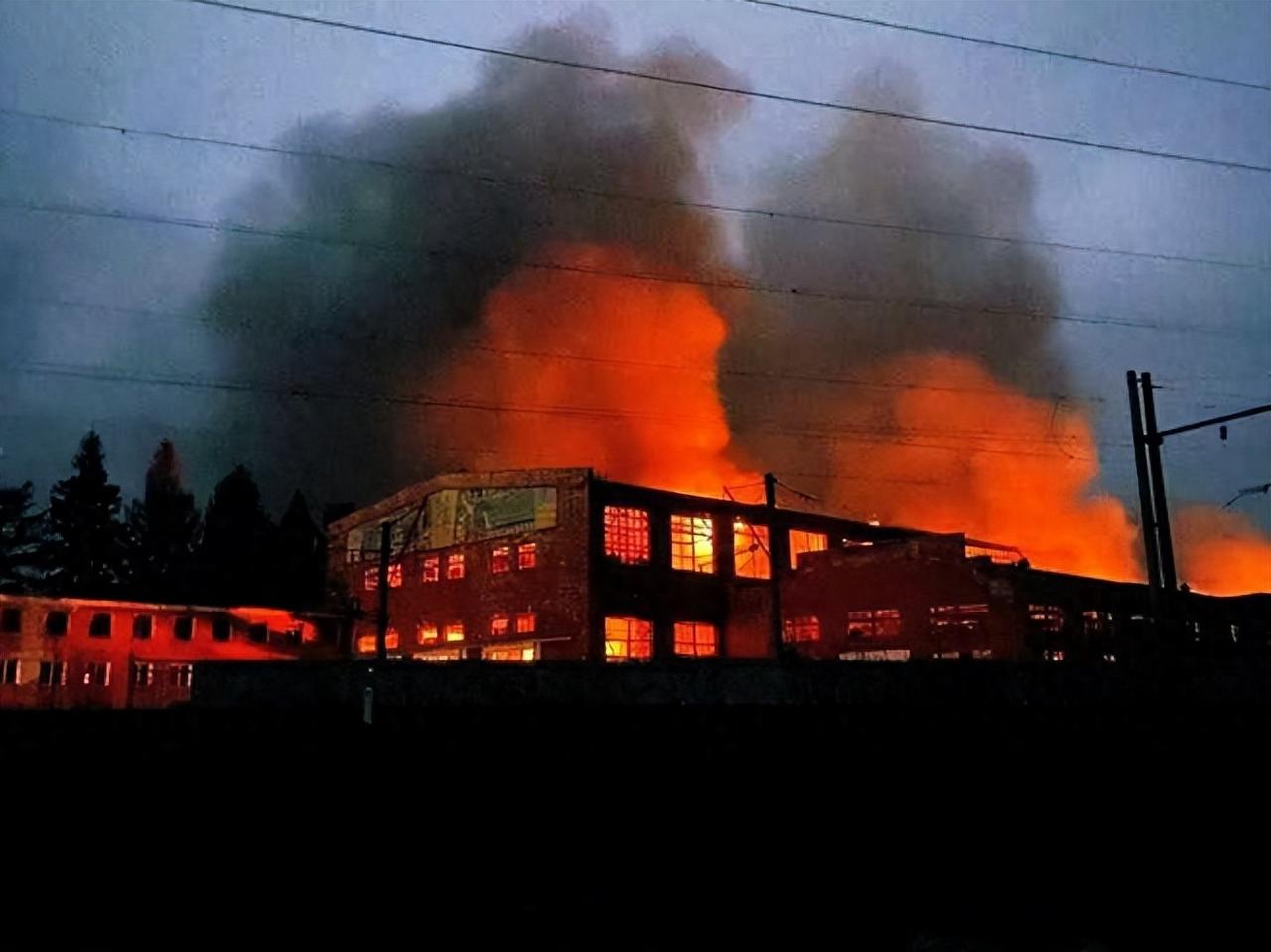 普京不想再拖了，一声令后，乌克兰只剩三条路，特朗普来了也没用2月3日凌晨，乌