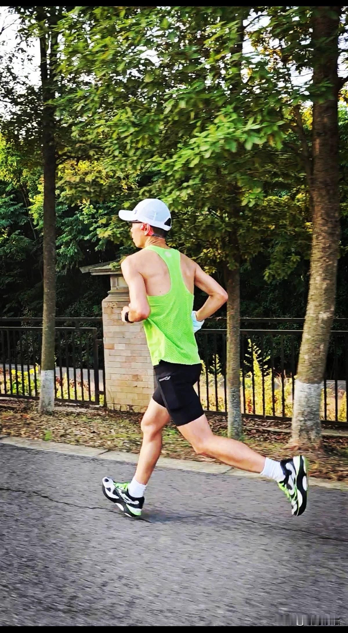 很多人都难以理解跑步，这么痛苦的运动，为啥有人会像抽烟喝酒一样上瘾？戒都戒不