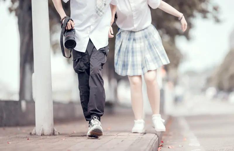 我一个比较帅气的男同事说，女孩子千万不要主动追男孩子。他说：年轻的时候，从大
