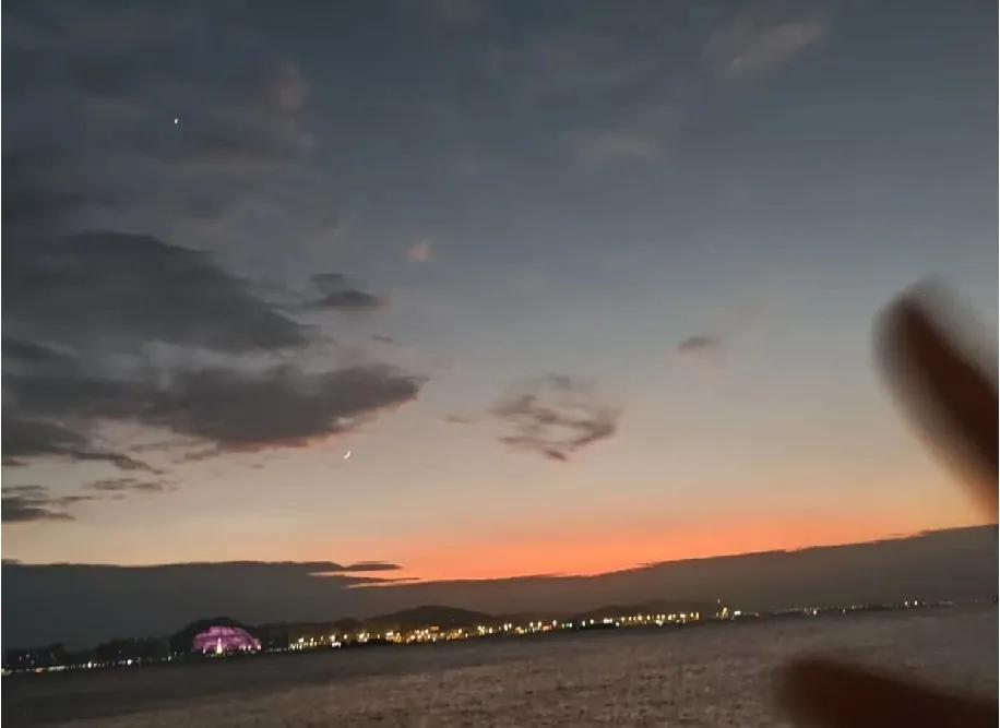 看身边同龄人，有的订了婚，有的娃都有了，一个个日子稳得很。再看我，还在“找自己”