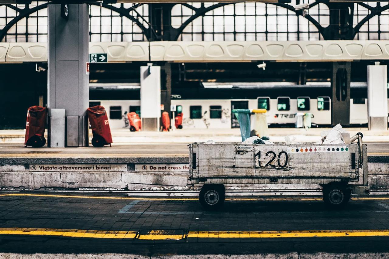 “卫生间竟配4名所长？”12月6日，铁路郑州站的一则说明，给这场全网热议的“乌龙