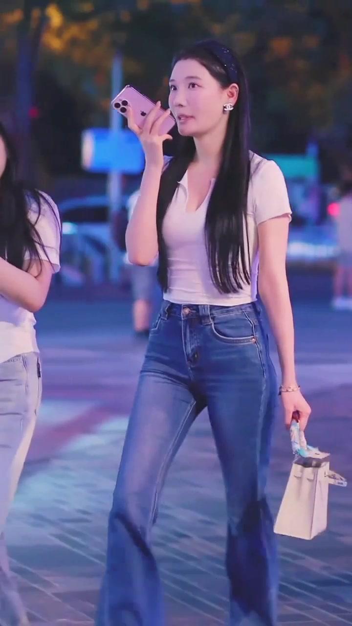 👖合身的紧身T恤搭紧身牛仔裤，把身材曲线衬得自然又好看，简约清爽又休闲，整个人