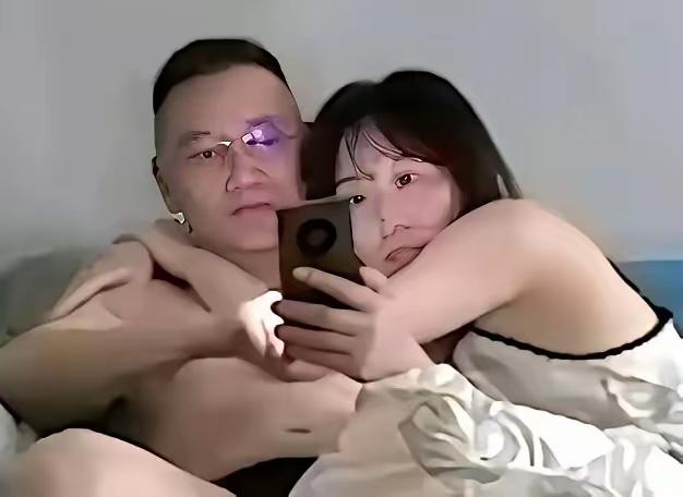 好奇这张照片是怎么流出的，怎么看都不像是本人主动曝光的。听闻这两位医学精英各自