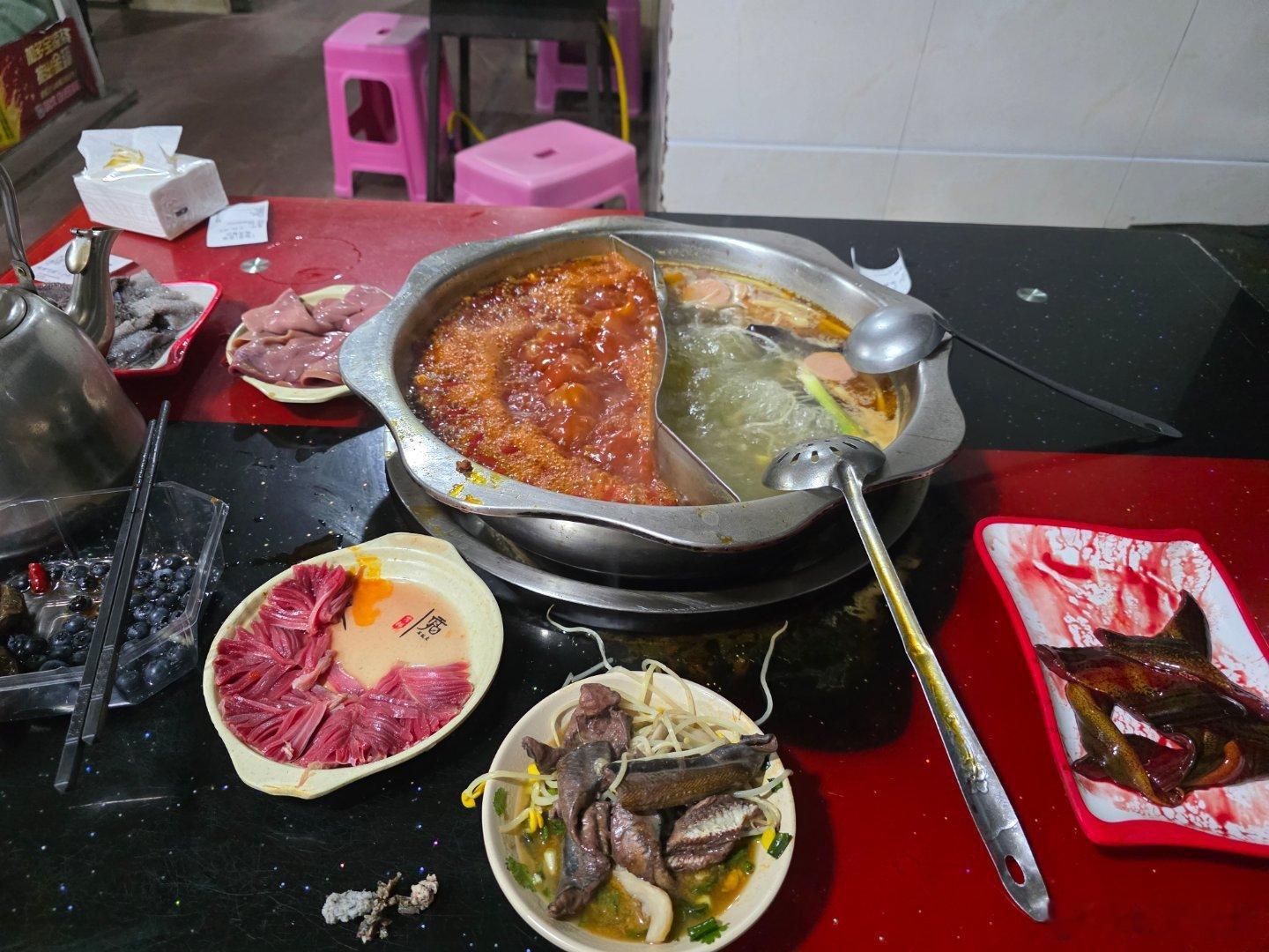 储奇门鳝鱼火锅，颇有重庆味儿的火锅！每个人都注定吃的大汗淋漓。“储奇门”据说是重
