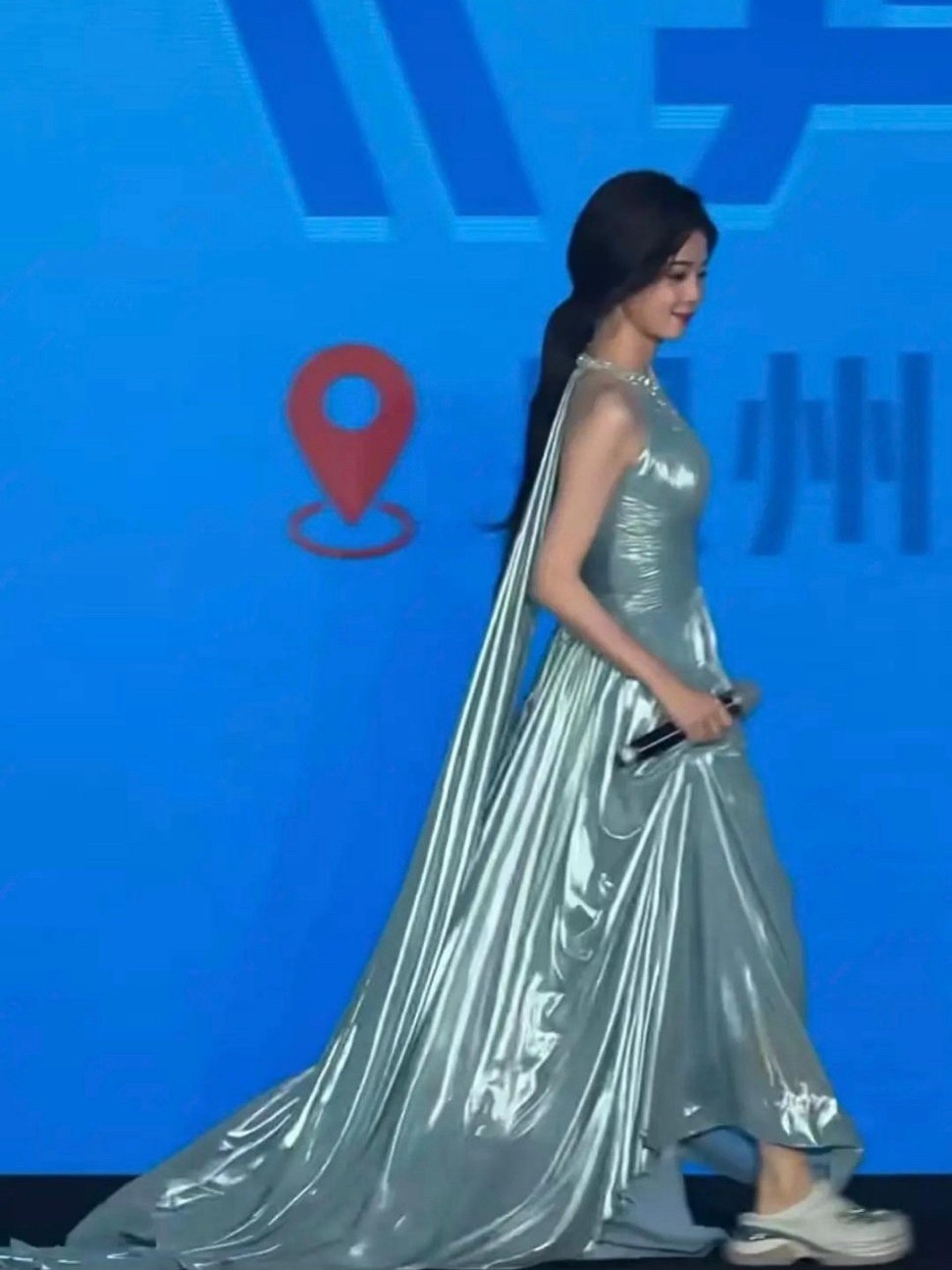 白鹿现在出席活动都穿拖鞋啊，好松弛…