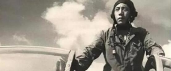 1990年，中国飞行员王宝玉开着飞机叛逃苏联，苏联答应送他去美国，然后给王宝玉戴