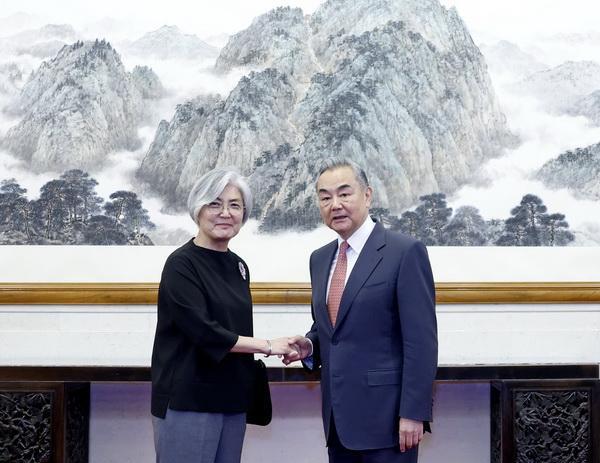 特朗普迟迟等不到访华邀请，中方“对美不抱幻想”，王毅在京会见另一美国客人！特朗
