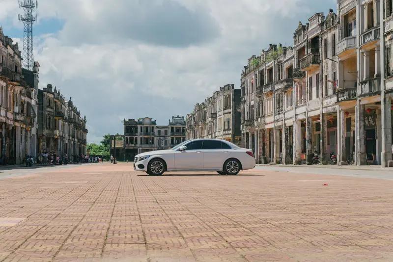 宝马5系与奔驰E级最低配哪个好，这得看个人需求。从外观上，宝马5系2025款改