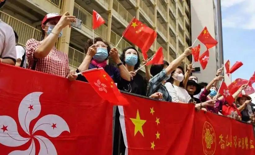 当年条约写得明明白白，香港岛是永久割让给英国的土地。按照近代殖民世界的惯例，割出