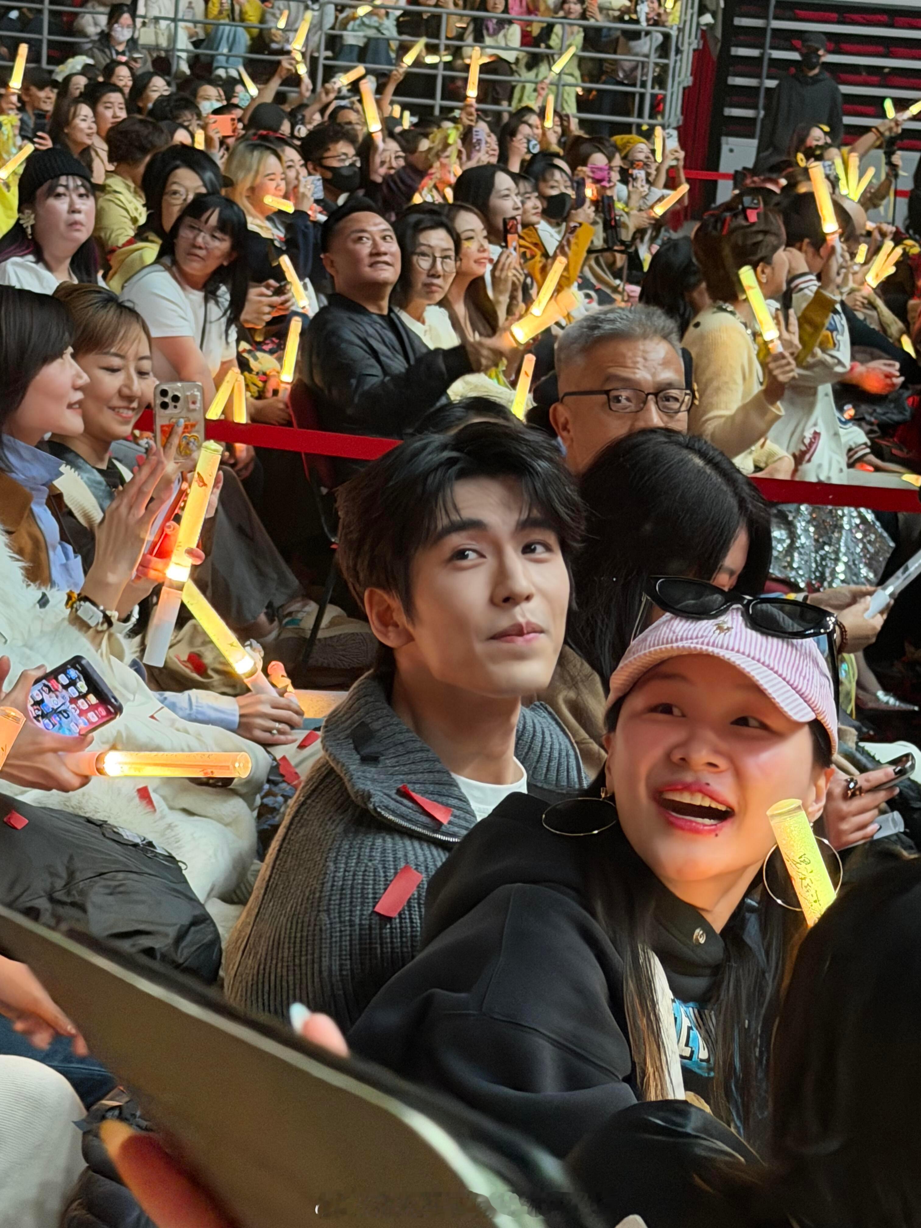刘宇宁演唱会观众席的张凌赫金靖！！