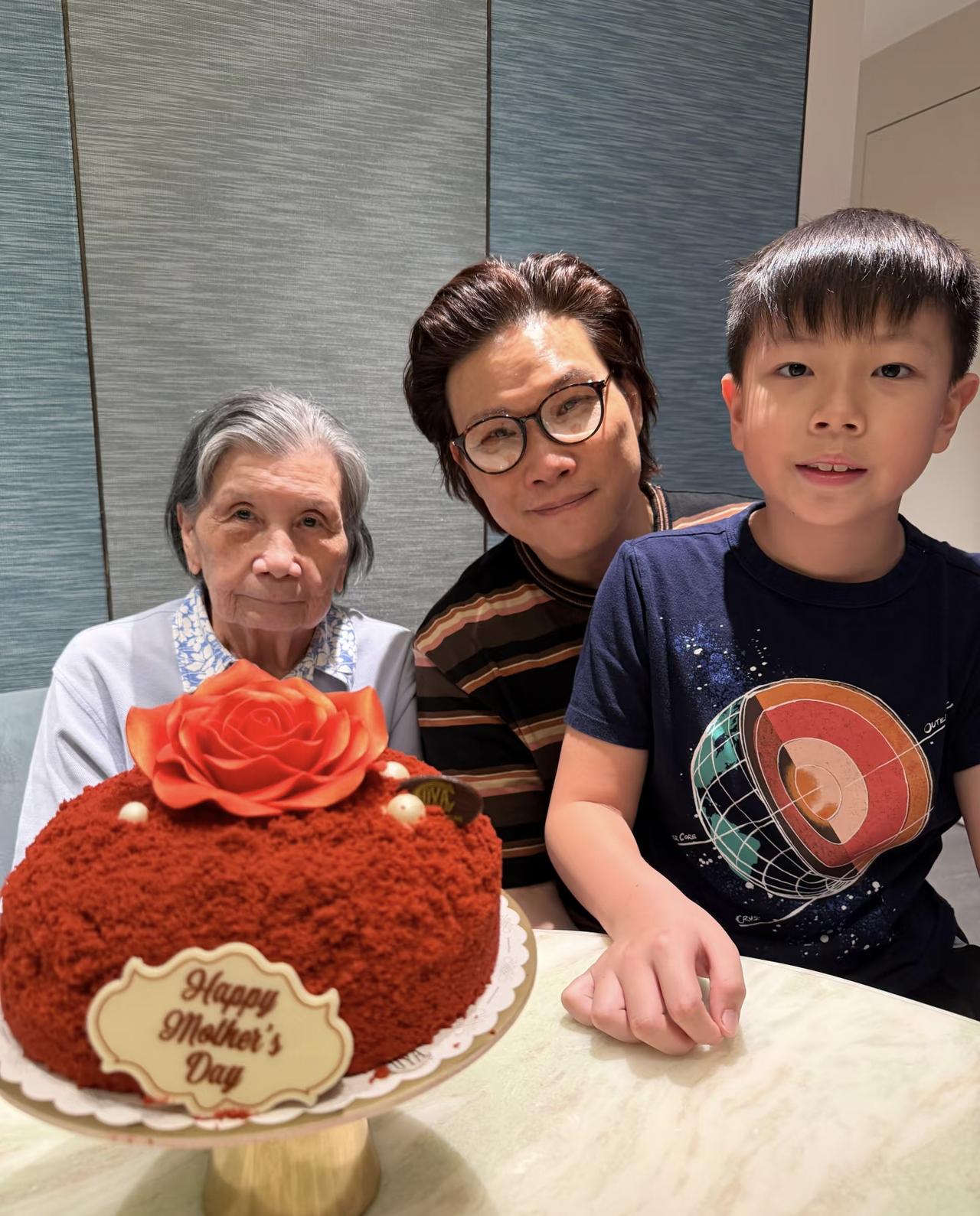 香港男星苏永康为老母亲庆祝90岁大寿，准备了寿桃和大蛋糕，他的老婆和儿子都在场，