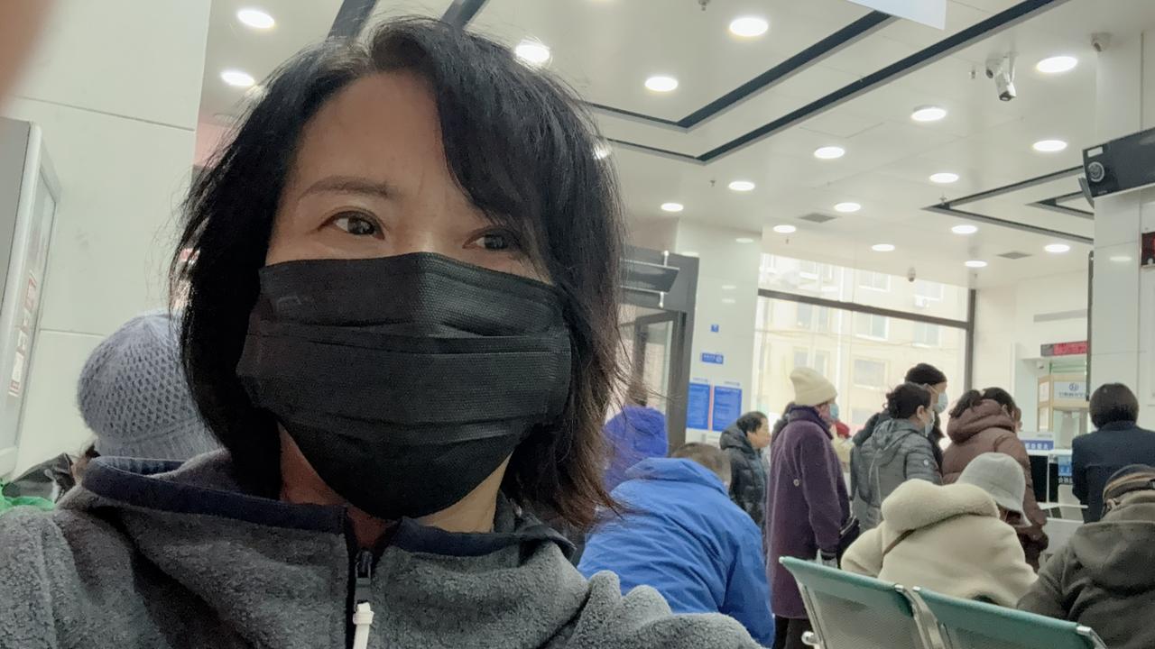 都说现在银行都要倒闭了，因为人们都在手机上存取了，可是今天我去银行办业务，结果不