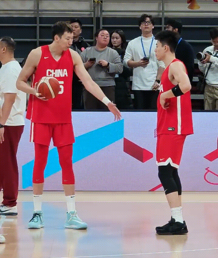 周琦没白当中国男篮国家队副队长，在篮协公布的公开课视频中，周琦像个老大哥一样细心
