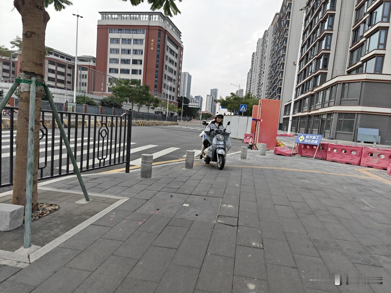 厦门路边密集的障碍墩，为了拦车还是为了卖墩？厦门新鲜事最近偶尔在非机动车