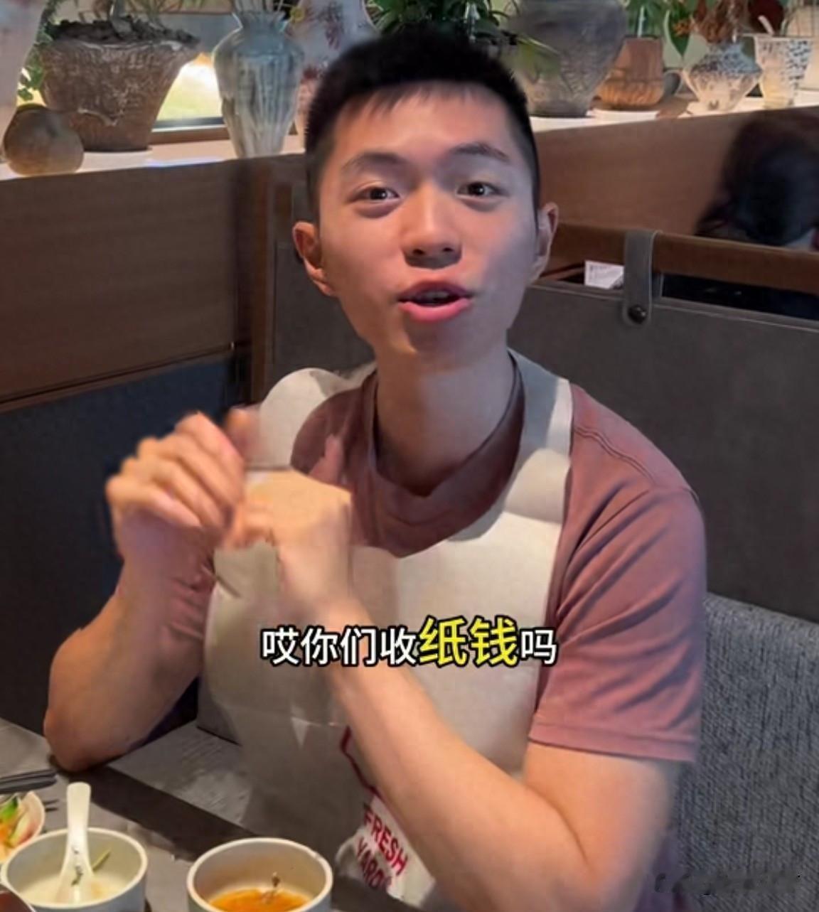 留英男子回国吐槽不习惯国内生活，网友调侃小费咋没带回来一名英国留学两年的男