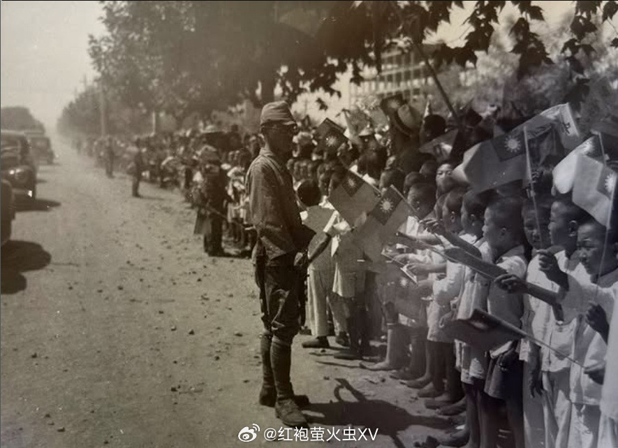 1945年9月初的南京，日军仍在维持秩序，中国民众在日军监管下庆祝抗战胜利。《纽