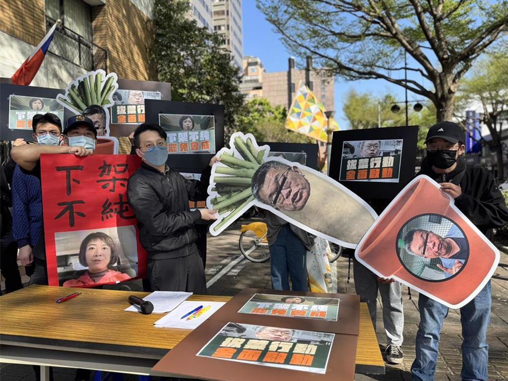 台中地检署目前正就大规模罢免案中涉及的死亡连署及疑似伪造文书事件展开深入调查。上