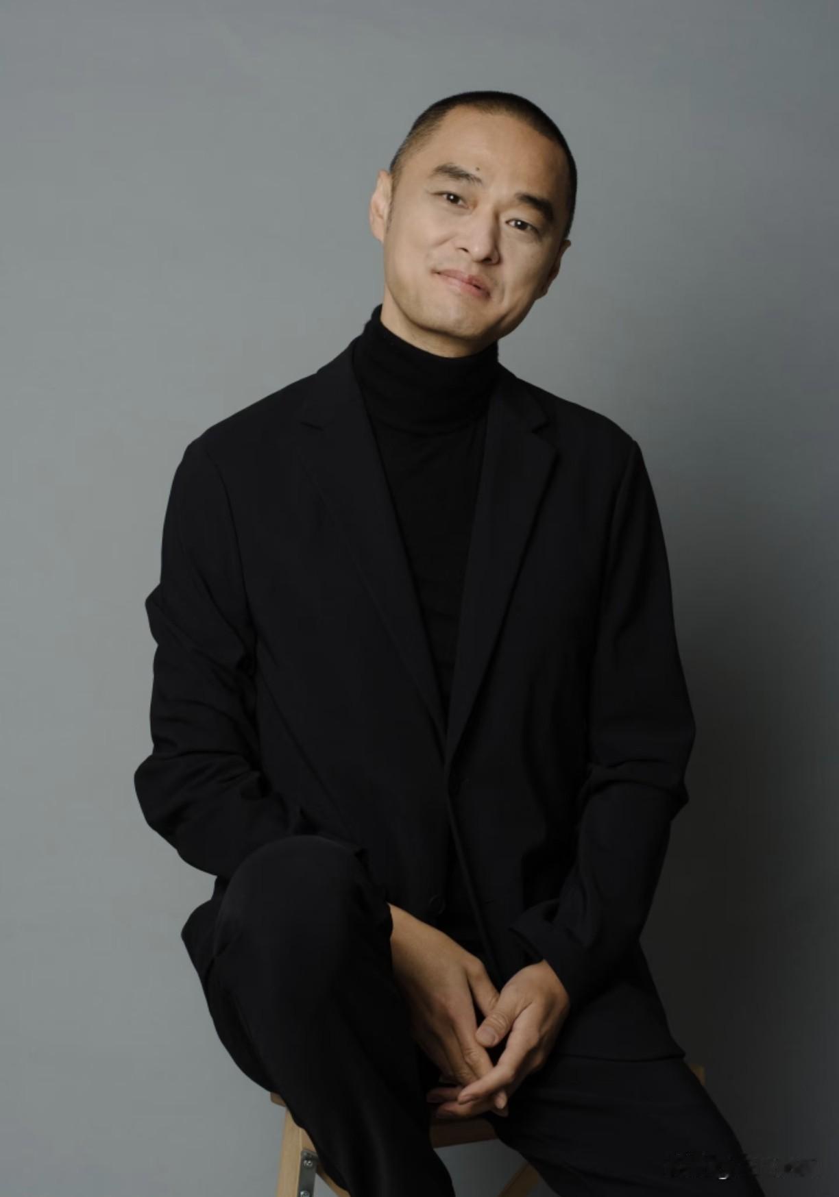 冯唐说:“怎么判断一个人是人是鬼？我就一句话:高人玩真心，恶鬼玩心计。善者