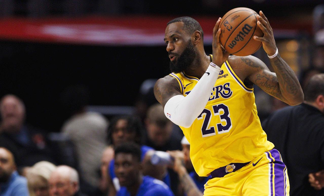 恭喜火箭拿下灰熊，正式在季后赛对决湖人，因为掘金今天赢了马刺。虽然湖人也赢了爵士