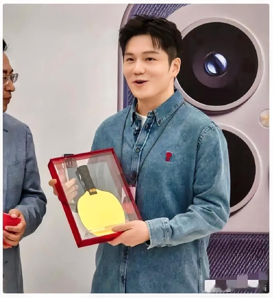 厉害了，小胖获得金球拍了，这可是纯金的啊！2025年11月24日，樊振东