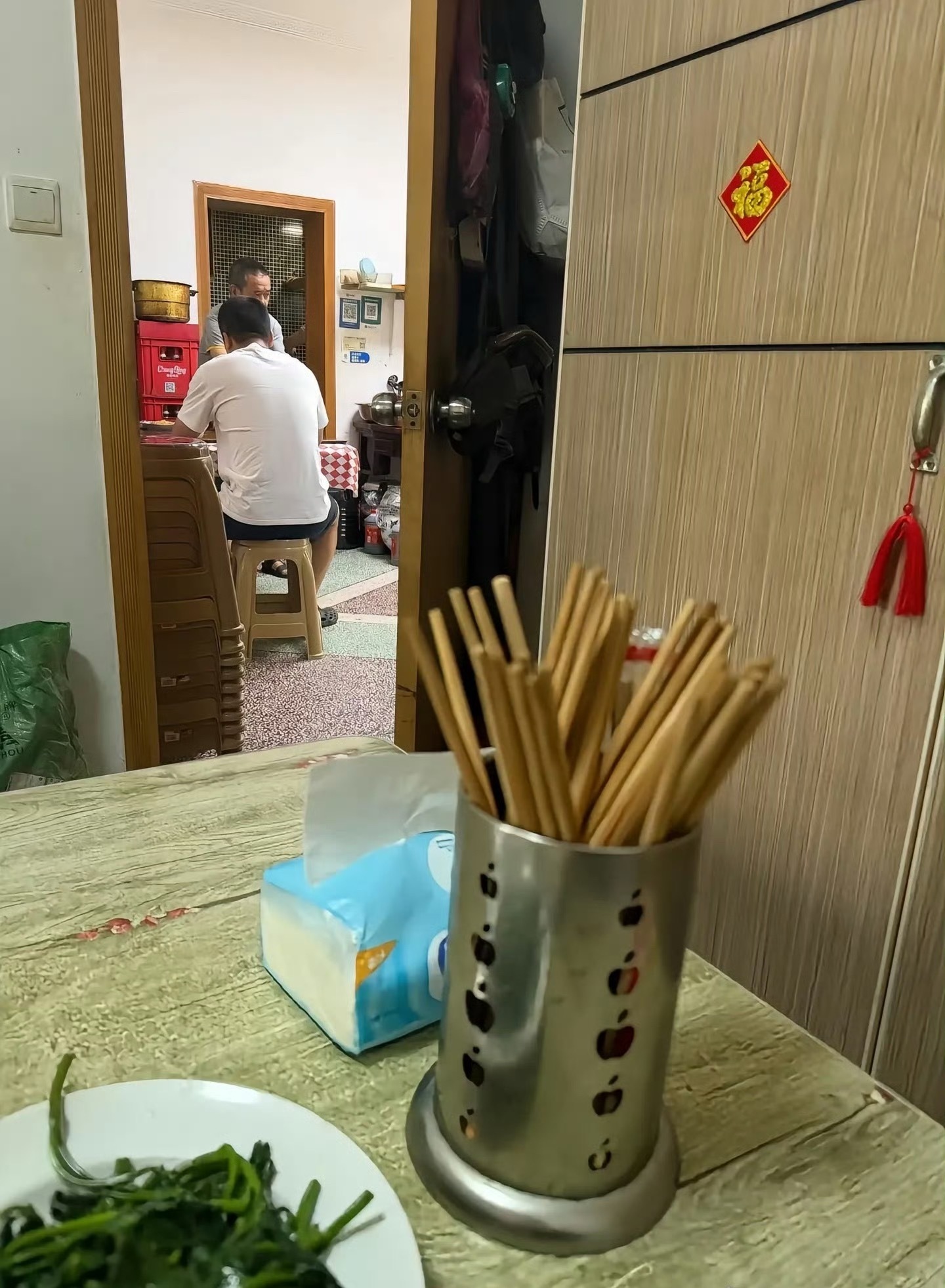 这私房菜有点太私房了老板开饭馆后每天起床都整理被子就怕让人笑幻