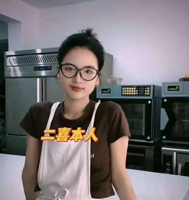 真离谱！江苏启东一位33岁的甜品店老板娘，出轨店内18岁暑假工。肆意放纵，高调挑