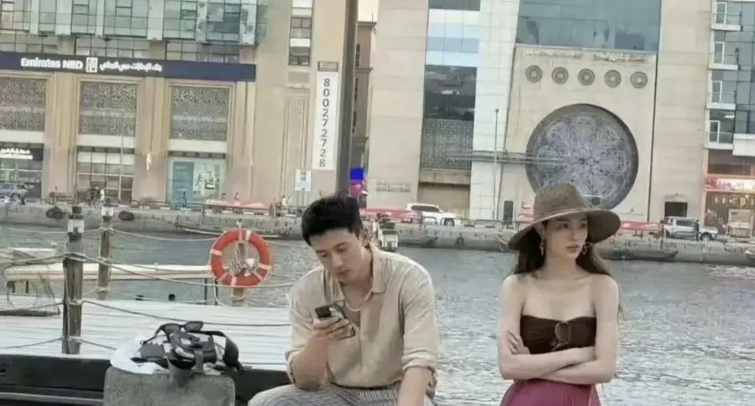 这么漂亮的美女在旁边，还玩手机[doge]