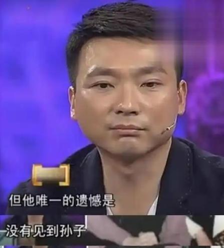 央视主持人康辉2000年结婚后和妻子一起选择丁克，不要孩子。父母盼着抱孙子，他却