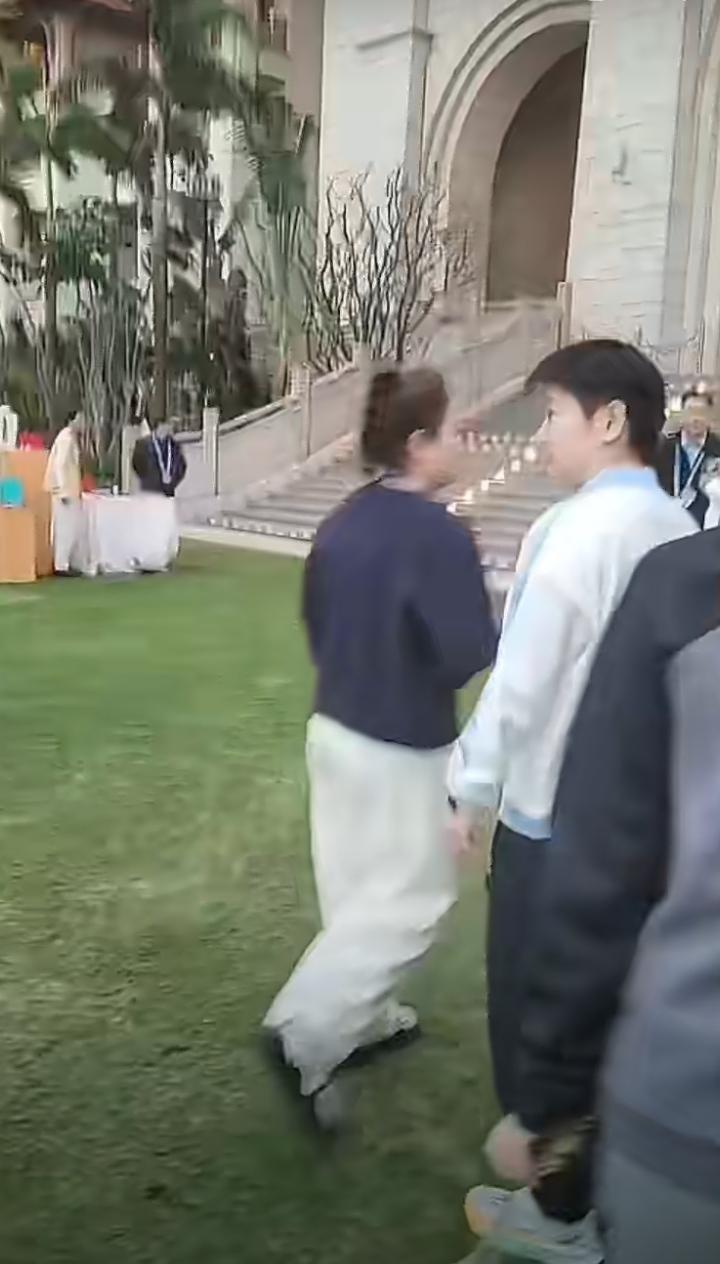 莎莎在这儿坐，就等开席了[笑着哭]，刚刚莎莎到处溜达，像是一个参加别人婚礼、乱溜