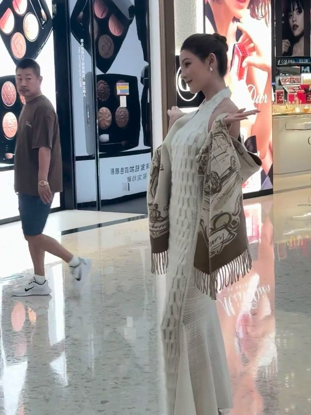 网友逛商场偶遇予曦!!女神去打卡了粉丝应援,还发了微博逛商场