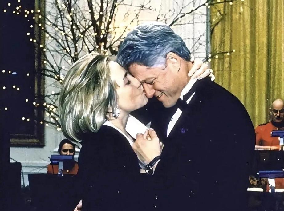 可盐可甜的希拉里，克林顿羞答答，眼神在拉丝；切尔西拥有这样的妈妈，也很幸福吧？