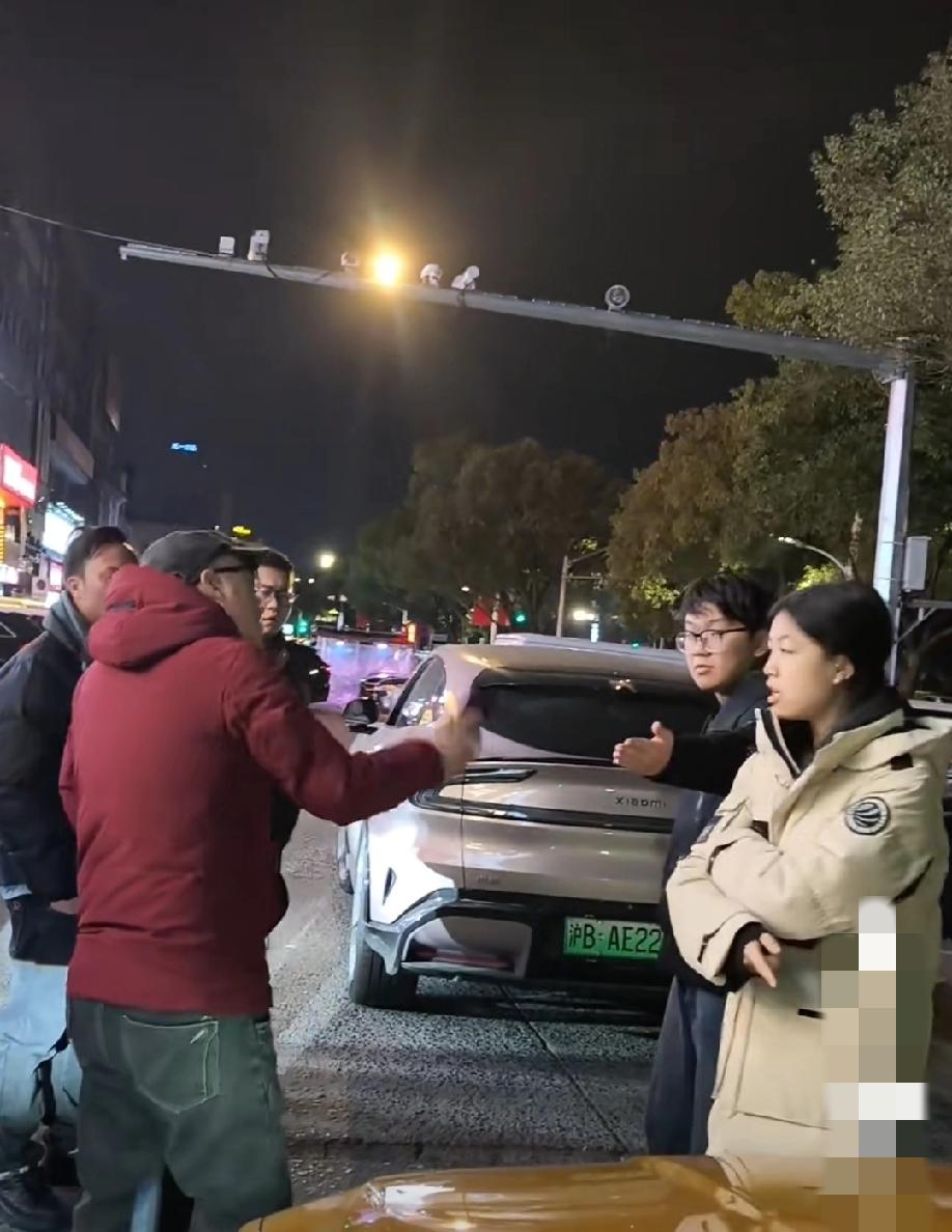 向外出去的通道，开小米yu7的这对小情侣非要倒车，僵持中，后方车辆越积越多。两人