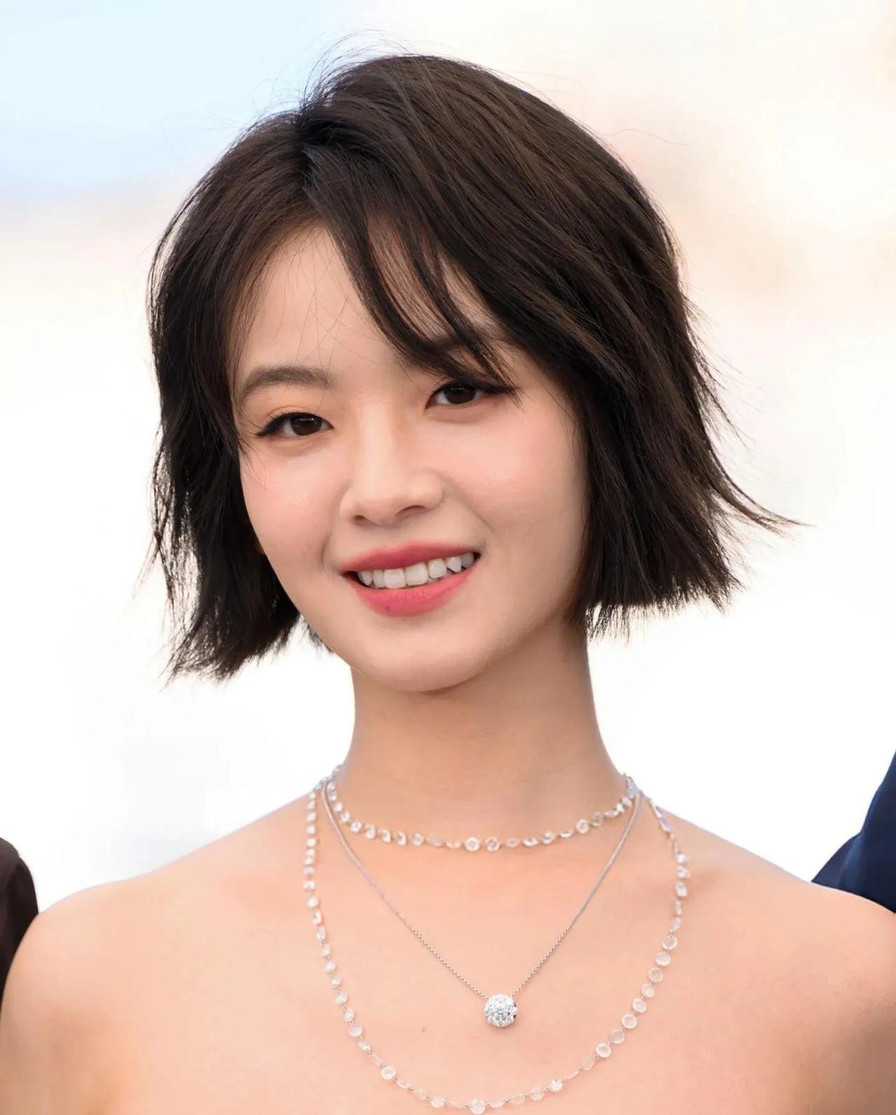 影后李庚希怼脸生图，五官真的一般，但劲劲儿的气质独一份。#李庚希#