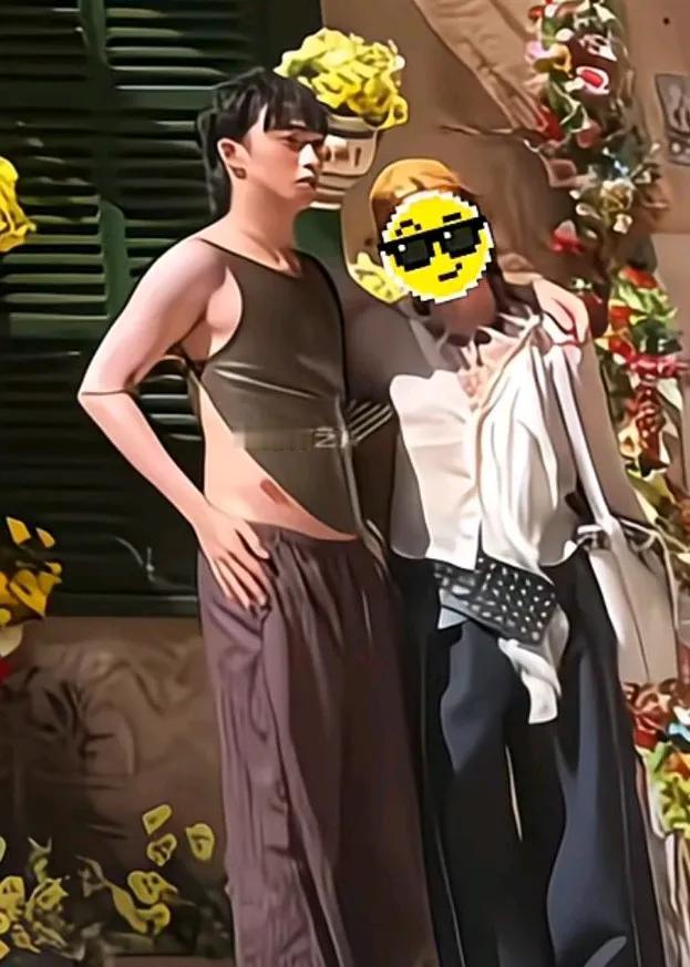 我敢说一个小孩，如果在有爱的环境里长大，绝对不会像恩利这样打扮自己。恩利这种标