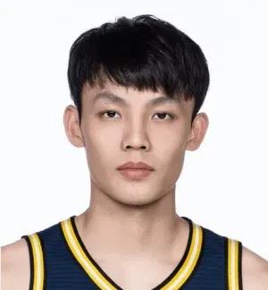 广东队的徐杰最近成了球迷讨论的焦点，数据明明打得那么好，却总是从替补席开始打起，