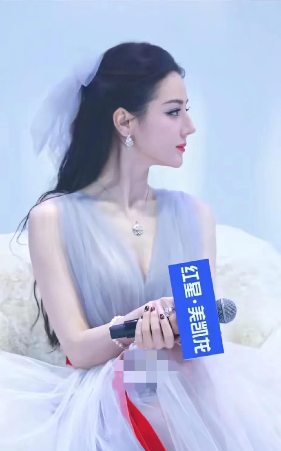 又是被迪丽热巴美貌惊艳的一天，这五官轮廓、肤若凝脂、婀娜身姿简直就像画里走出的